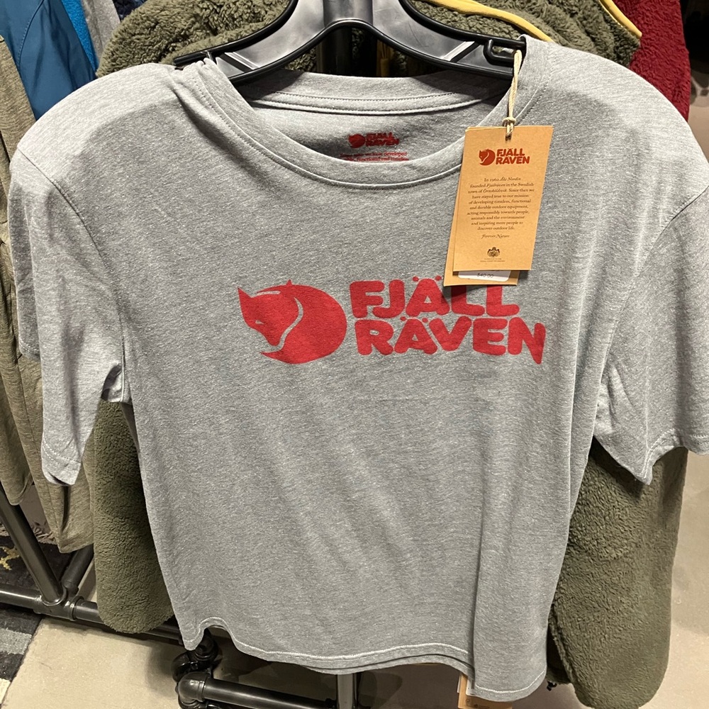 FJALLRAVEN Men's Logo Graphic T-Shirt (Grey/Red)